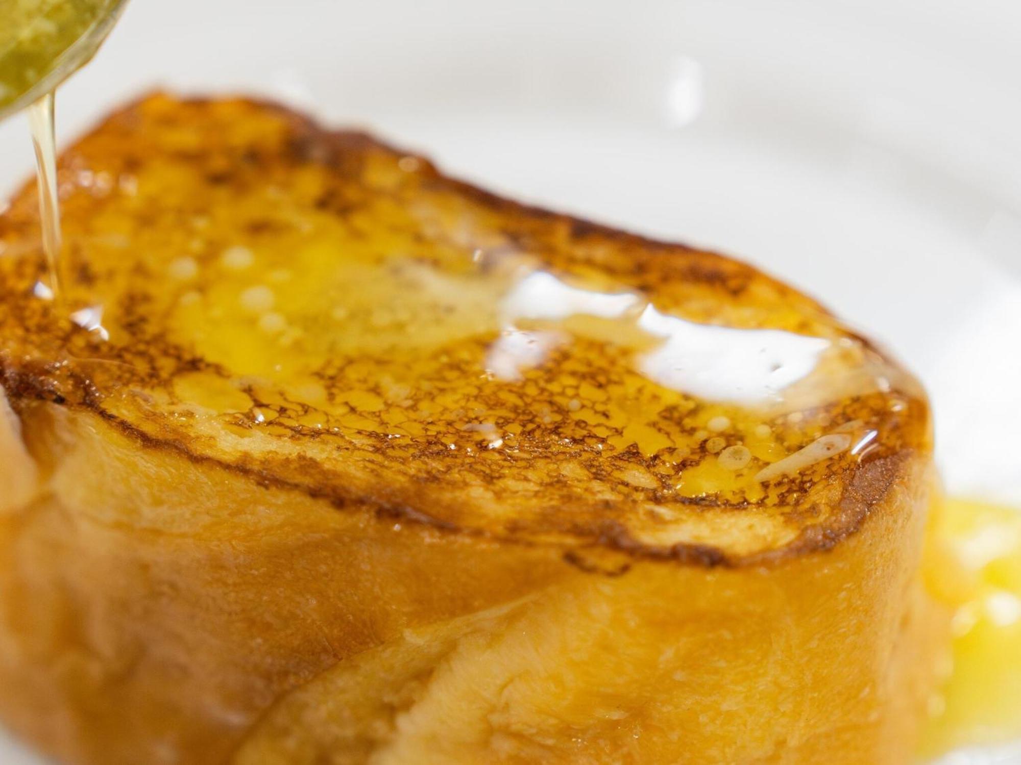 Urayasu Brighton Hotel Tokyo Bay Zewnętrze zdjęcie Olive oil being drizzled onto a piece of bread