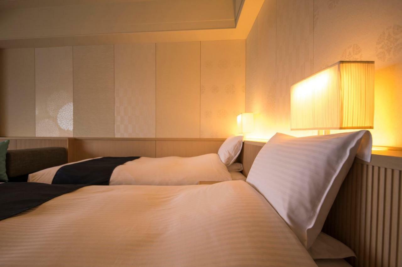 Urayasu Brighton Hotel Tokyo Bay Zewnętrze zdjęcie A bed with two pillows